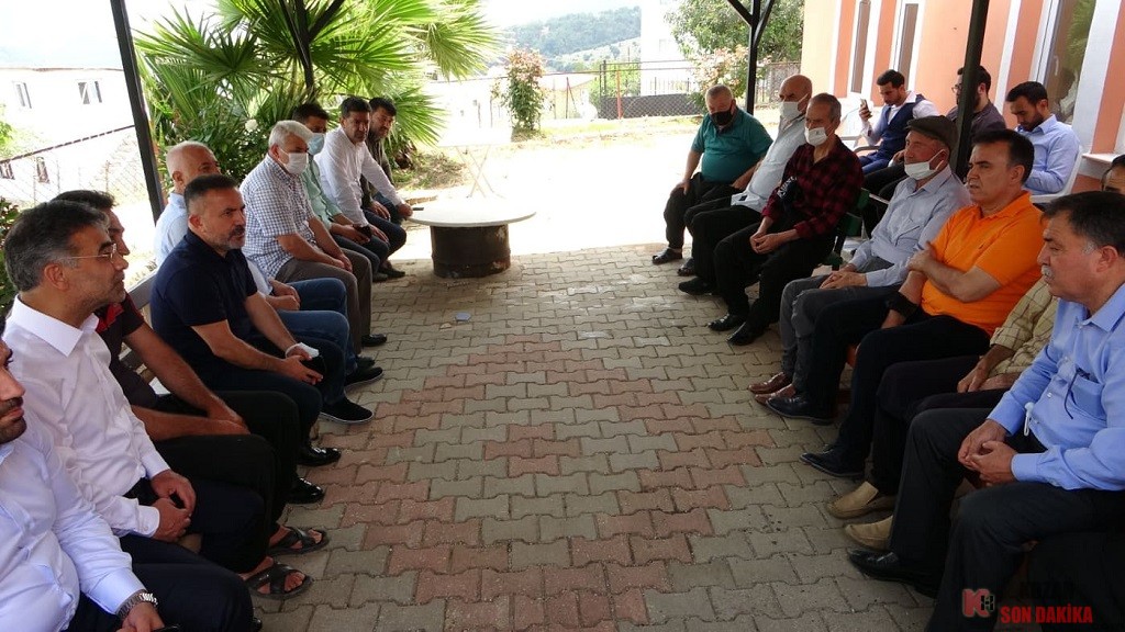 Adana Milletvekili Dağlı Kozan’da esnaf ve gençleri dinledi