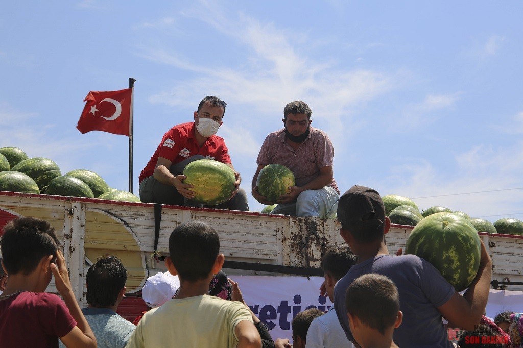 Mağdur üreticiden karpuz alan Büyükşehir Belediyesi, halka ücretsiz dağıtıyor