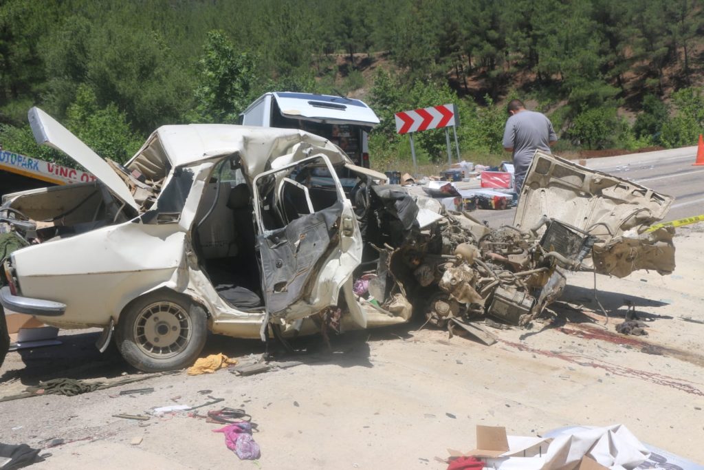 Kozan'da feci kaza 5 kişi hayatını kaybederken 1 kişi de yaralandı
