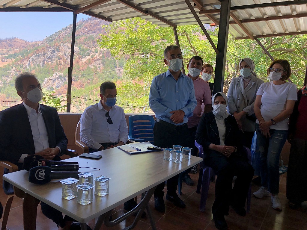 AK Parti Genel Başkan Yardımcısı ve Parti Sözcüsü Ömer Çelik, Kozan kızlarsekisi orman yangını  bölgesinde 