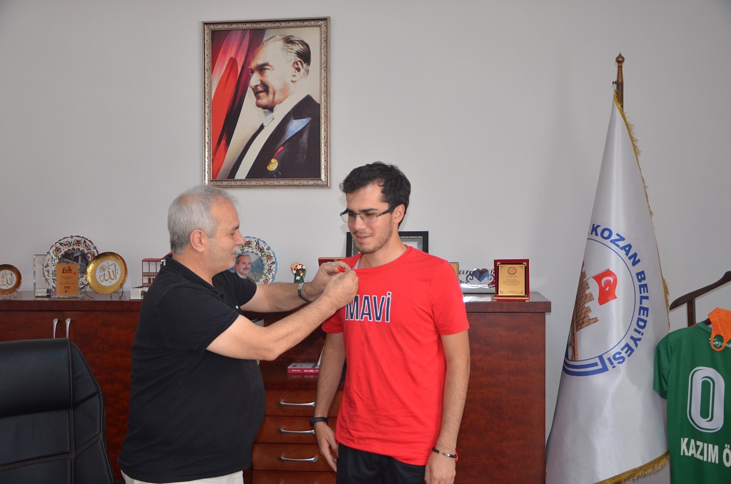 Başkan Özgan, TYT ve AYT Türkiye birincisi Ali Eren Çakıcılı’yı tebrik etti