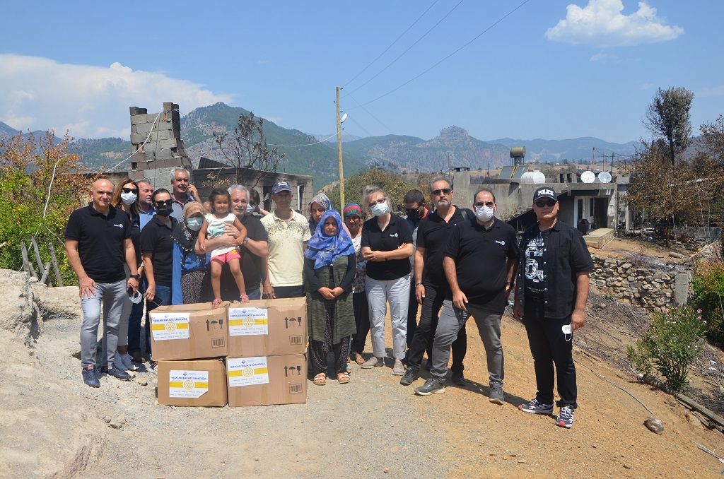 Başkan Özgan, hayırsever iş insanlarıyla yangın mağdurlarına yardım malzemesi dağıttı