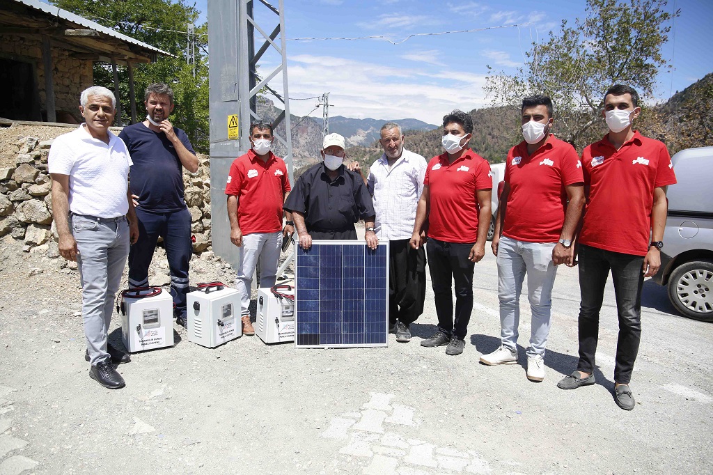 Kozan ve Aladağ’daki Elektrikten yoksun kalan afetzedelere güneş paneli sistemi dağıtılıyor