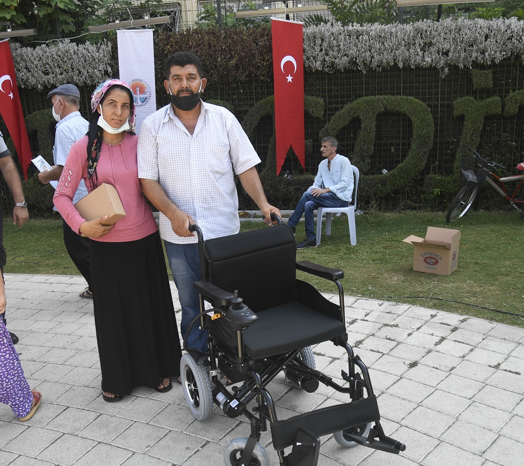 300 engelli vatandaşa akülü ve manuel tekerlekli sandalye