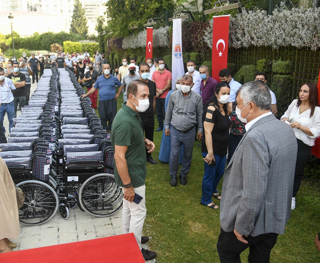 300 engelli vatandaşa akülü ve manuel tekerlekli sandalye
