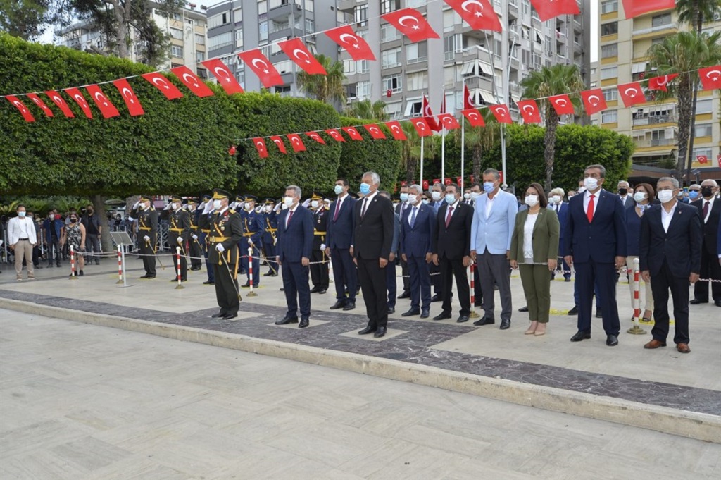 Vali Elban “Büyük Zafer”in Yıl Dönümünde Atatürk Anıtı’na Çelenk Sundu