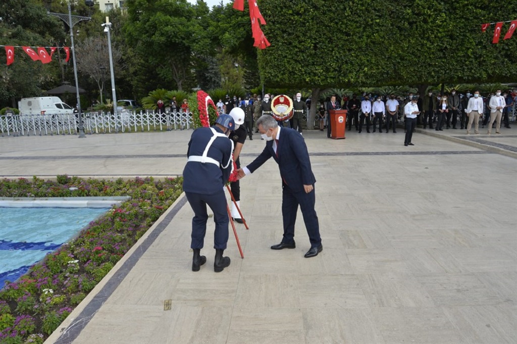 Vali Elban “Büyük Zafer”in Yıl Dönümünde Atatürk Anıtı’na Çelenk Sundu