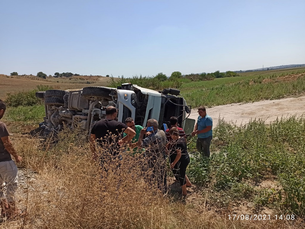 Kozan’da devrilen tır’ın şoförü yaralandı