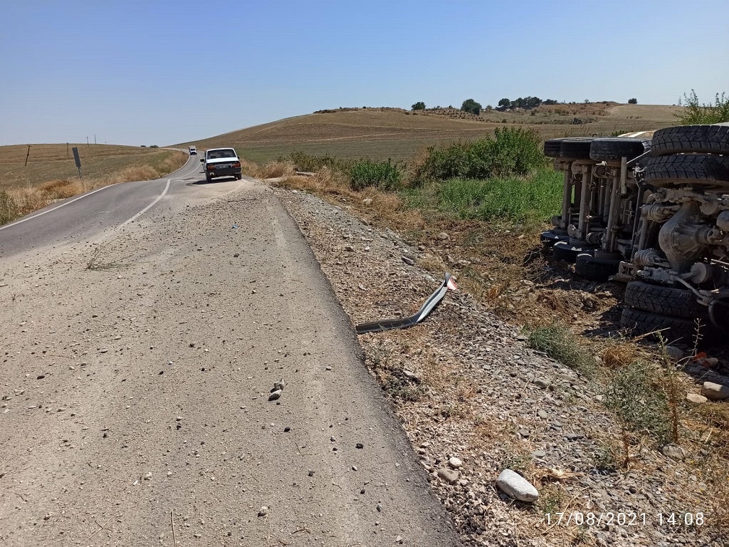 Kozan'da devrilen tır şoförü yaralandı
