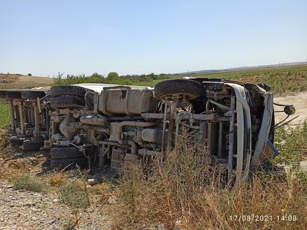 Kozan'da devrilen tır şoförü yaralandı
