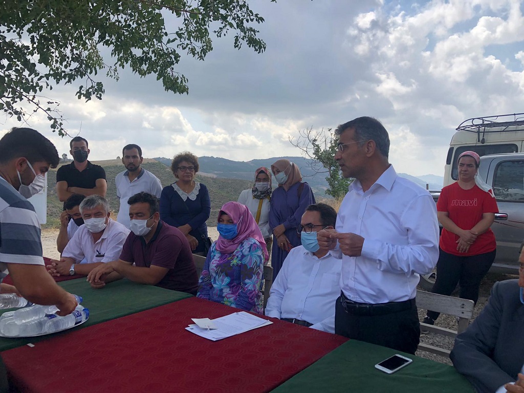 AK Parti Adana Milletvekili Abdullah Doğru  Kozan’da geçen sene 23 Ağustos’ta Kuyubeli orman yangınında evleri ve bahçeleri küle dönen vatandaşlar ile bir araya geldi