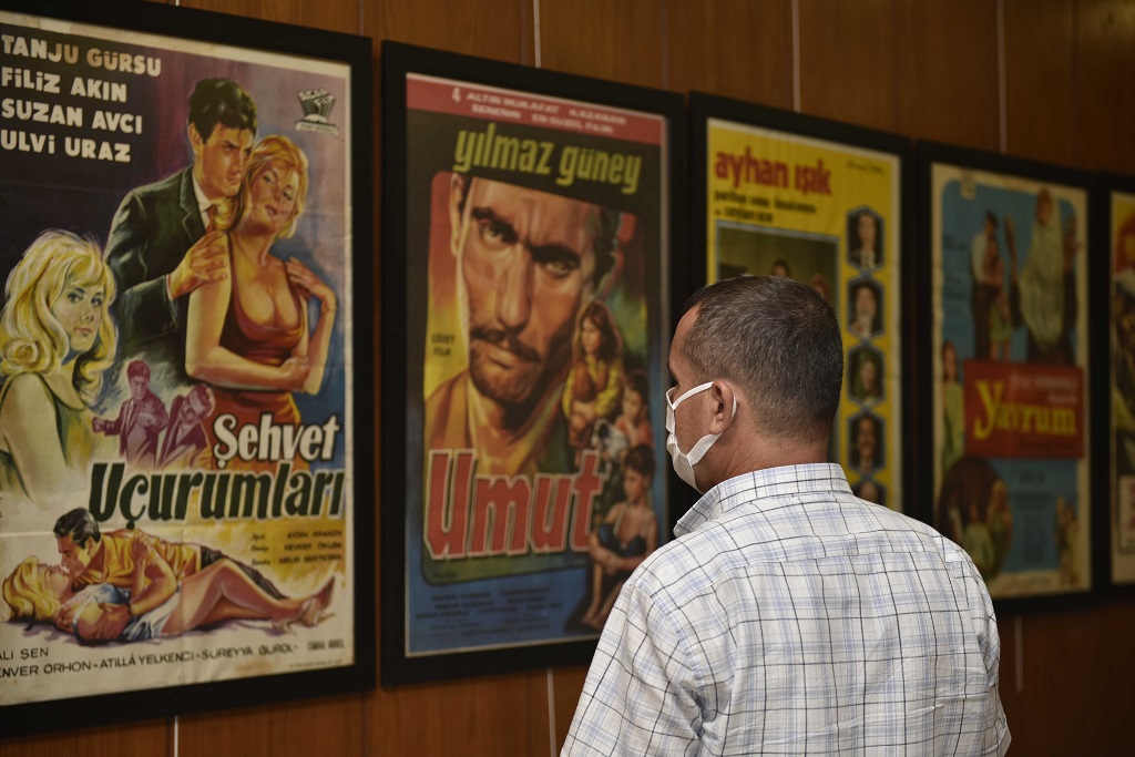Sinema kenti Adana’da çekilen Yeşilçam filmlerinin afişleri sinemaseverlerle buluştu
