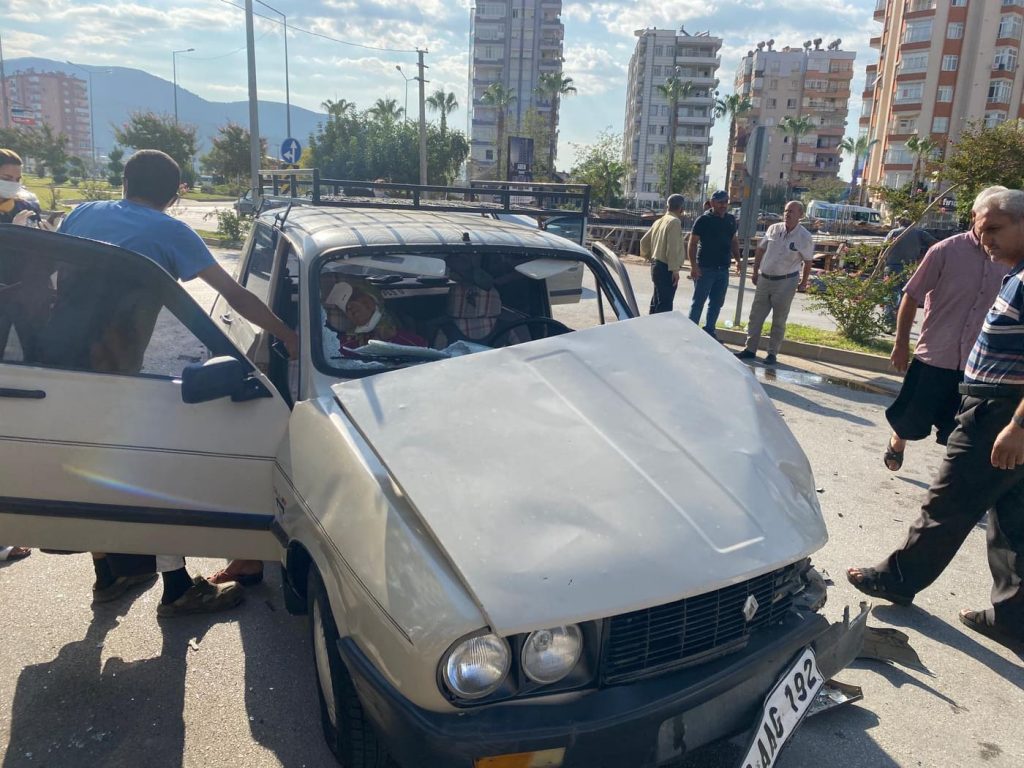 httpskozansondakika.comtrafik-kazasi-2-yarali    İlçemiz Kozan'dameydana gelen trafik kazasında 2 kişi yaralandı.  KAZA ANI KAMERALARA YANSIDI