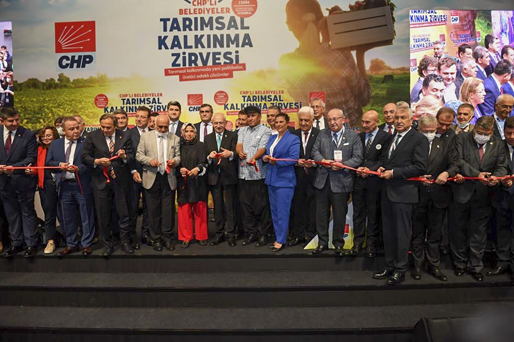 Adana standında Genel Başkan Kemal Kılıçdardoğlu’na şalgam ikram edildi