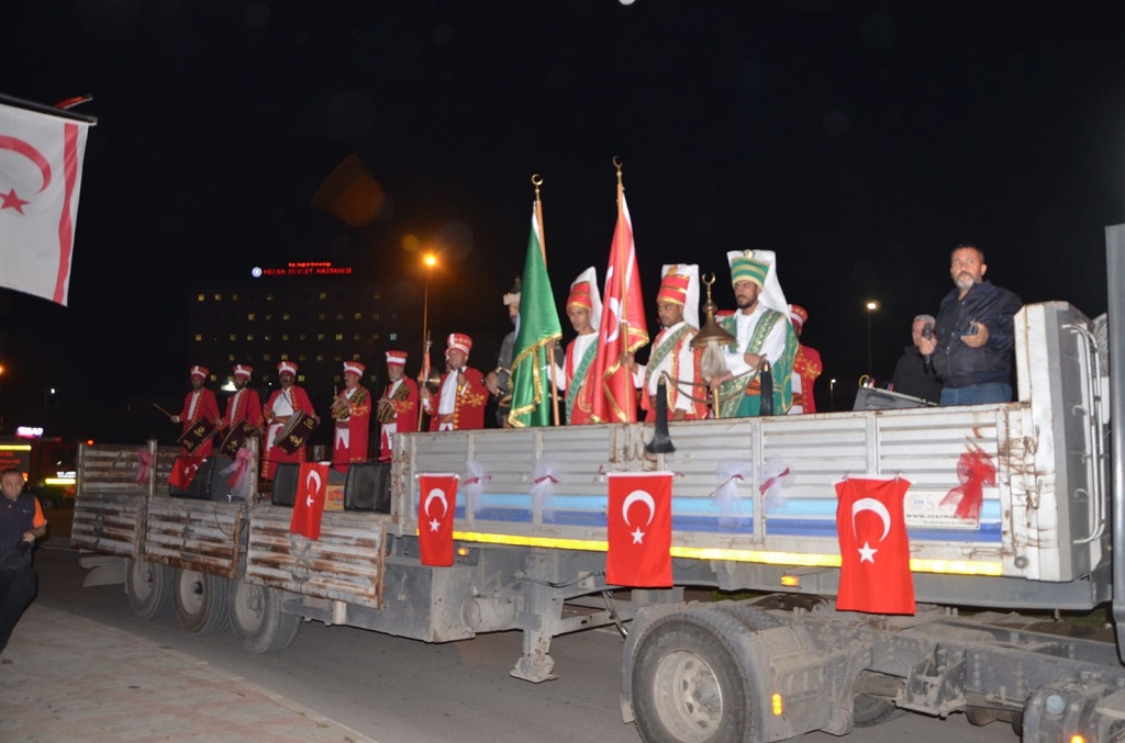 29 Ekim Cumhuriyet Bayramının 98. yıl kutlamaları kapsamında Atatürk anıtına çelenk koyma töreni ile gün içinde başlayan kutlamalar akşam Fener alayı ve kortej yürüyüşü ile devam etti. Kozan Kaymakamlığı ev sahipliğinde gerçekleştirilen kutlamalara Yazı İşleri Müdürü Mustafa Sırkıntı, Belediye Başkanı Kazım Özgan, siyasi parti temsilcileri, kamu kurum müdürleri ve vatandaşların katılımı yoğun oldu. Halk eğitimi merkezi önünde güvenlik güçleri ve halk eğitim merkezi mehteran takımının öncülüğünde başlayan kortej sirenler ile kent merkezinde ana arter caddelerde gerçekleştirildi. Türk Büyükleri ve 15 Temmuz şehitleri anma meydanında son bulan yürüyüşte vatandaşlar Türk bayrakları ile fener alayına destek verdi. Vatandaşlar evlerinin balkonlarından da alkışlarla destek verirken, etkinlik havai fişek gösteri ile son buldu.