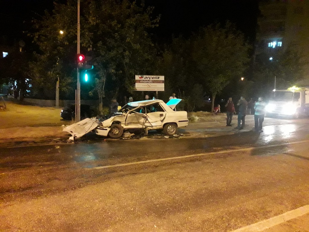 Kozan'da Kırmızı Trafik Kazası 3 Yaralı