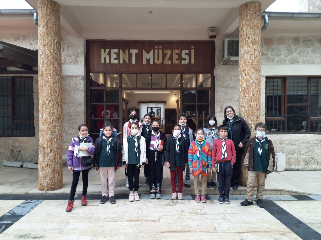 Kozan Ortaokulu Öğrencilerinden Kütüphane Gezisi