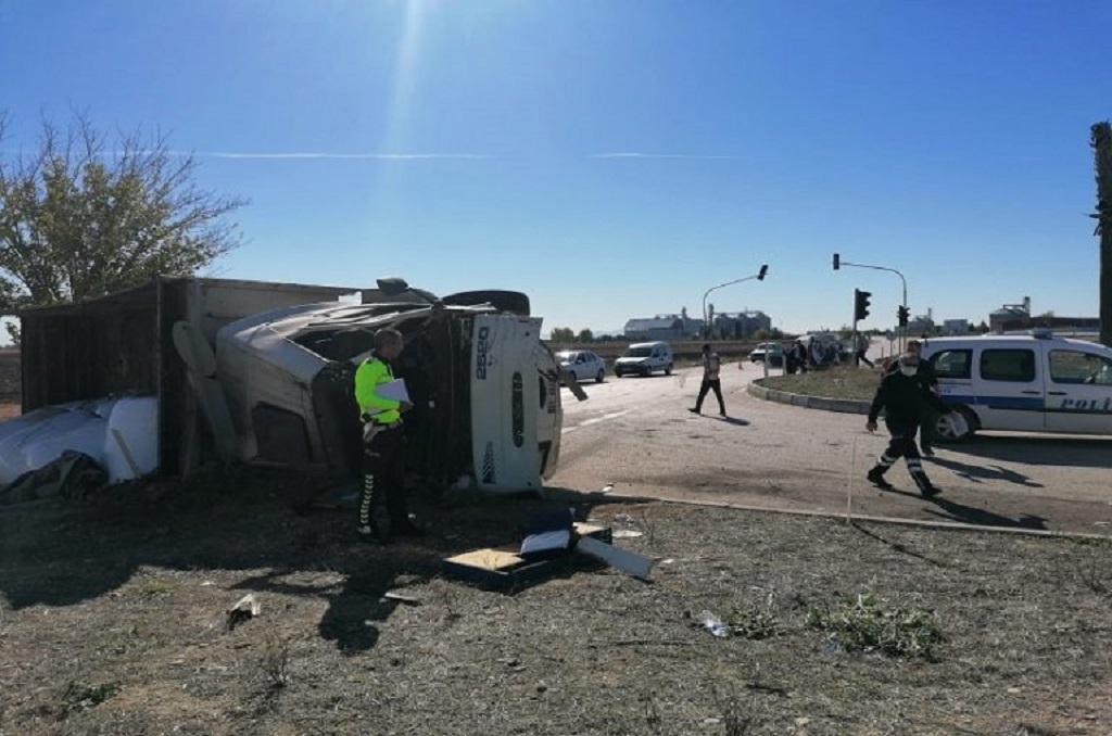 Kamyon ile kamyonetin karıştığı trafik kazasında 3 kişi yaralandı