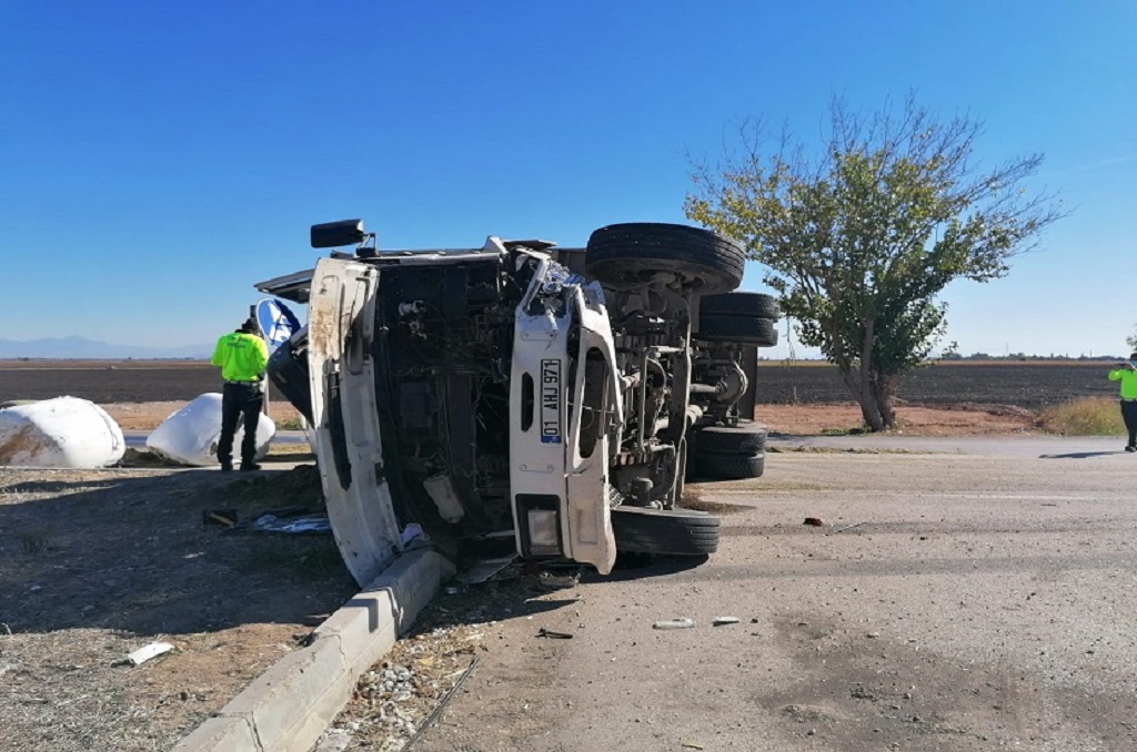 Kamyon ile kamyonetin karıştığı trafik kazasında 3 kişi yaralandı