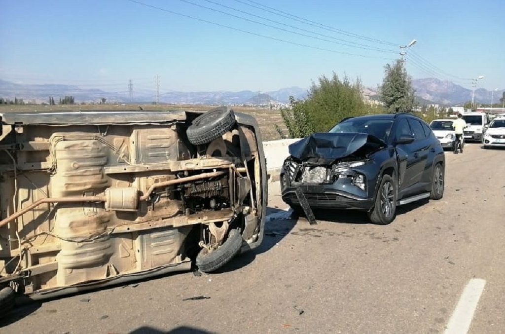 Kozan'da 3 aracın karıştığı kazada 1 kişi yaralandı