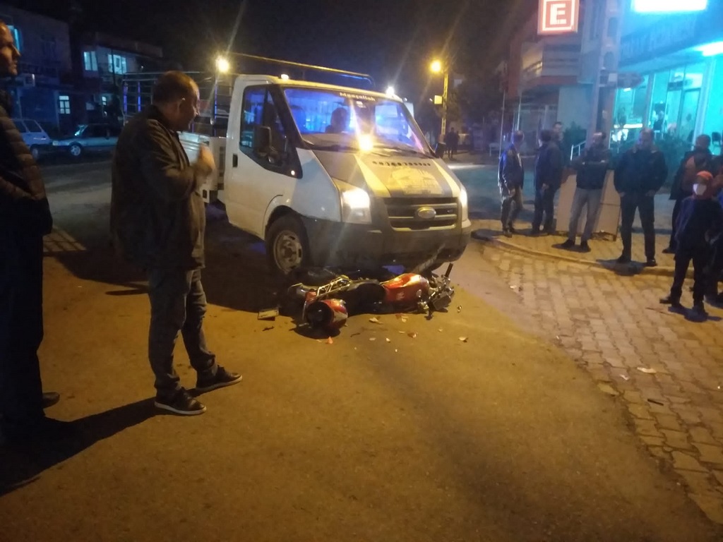 Kozan’da kamyonet ile motosiklet çarpıştı 1 yaralı