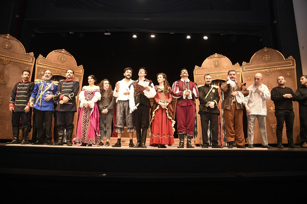 Adana Büyükşehir Belediyesi Şehir Tiyatrosu’ndan muhteşem performans