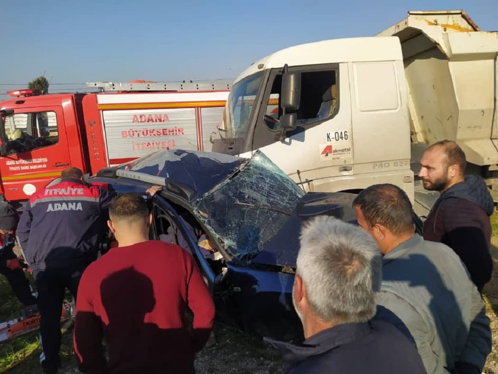 Adana-İmamoğlu  yolunda  kamyonun otomobile çarpması sonucu 2 kişi hayatını kaybetti.