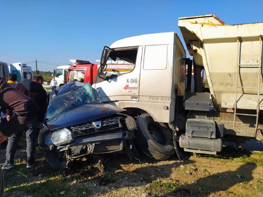 Adana-İmamoğlu-Kozan yolunda  kamyonun otomobile çarpması sonucu 2 kişi hayatını kaybetti