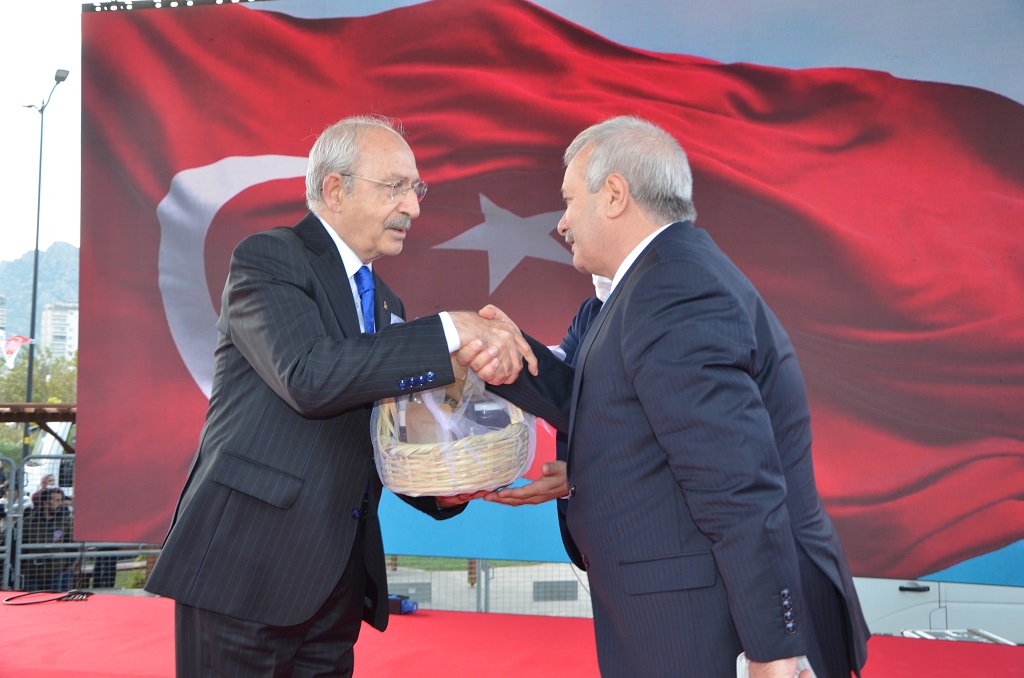 Başkan Özgan Miting Alanında Kozan'ı Tanıttı