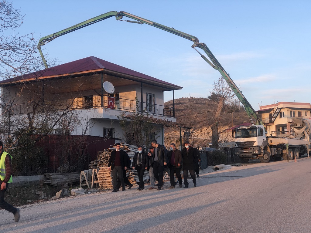 AK Parti Adana Milletvekili Tamer Dağlı Kuyubeli yangın bölgesinde yapılan evleri inceledi