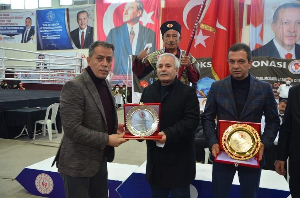 İlçemiz Kozan’da  düzenlen Oral Arslan Genç Erkekler ve Kadınlar Türkiye Ferdi Boks Şampiyonası’nda dereceye giren sporcuları ödülleri sahiplerini buldu