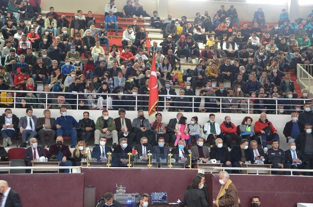 İlçemiz Kozan’da  düzenlen Oral Arslan Genç Erkekler ve Kadınlar Türkiye Ferdi Boks Şampiyonası'nda dereceye giren sporcuları ödülleri sahiplerini buldu