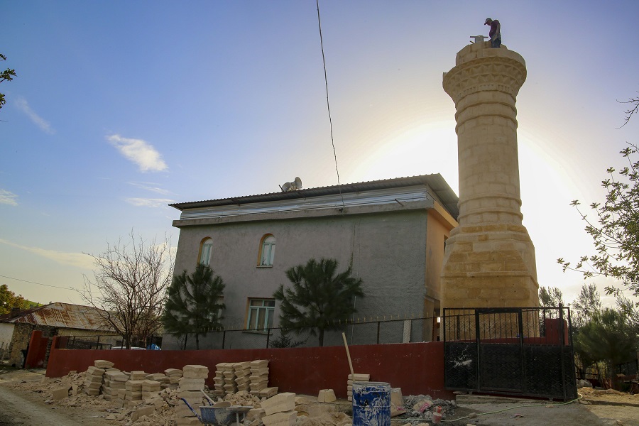 Kozan’da asfalt ve minare çalışması