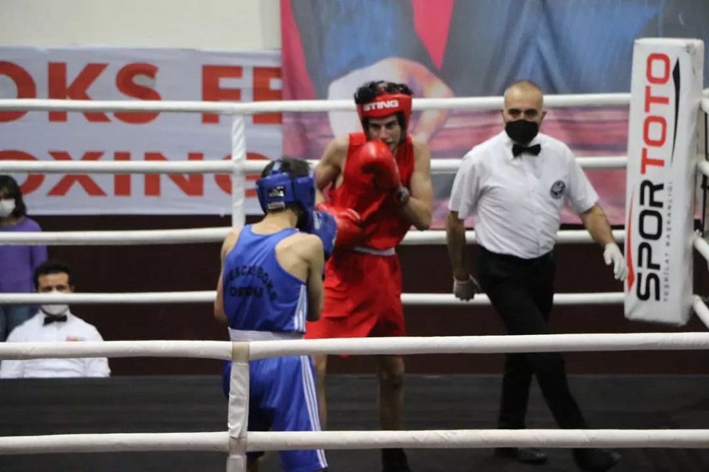 Kozan’da Oral Arslan Genç Erkekler ve Kadınlar Ferdi Boks şampiyonası bu gün başladı