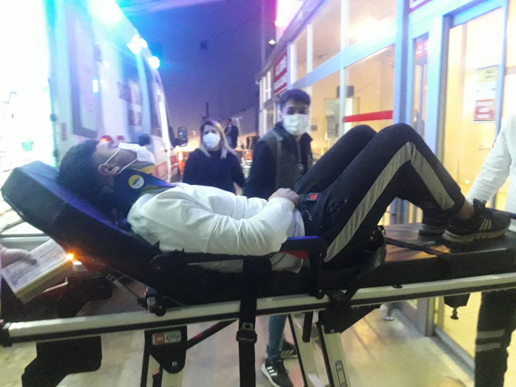kozan’da virajı alamayarak kaza yapan  aracta bulunan bir kişi yaralandı