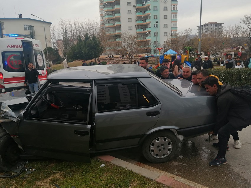 Kozan’da refüje çarparak kaza yapan sürücü yaralandı