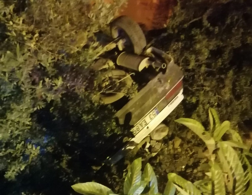 Evin bahçesine düşen otomobil sürücüsü  yaralandı