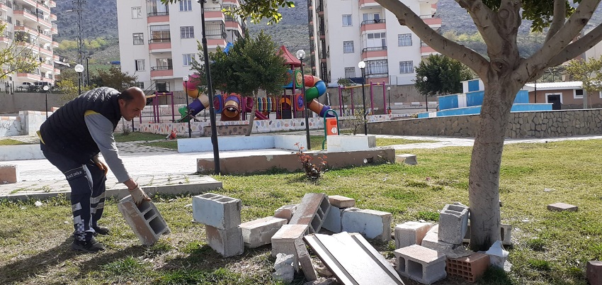 Kozan'da kimliği belirsiz kişiler parka zarar verdi
