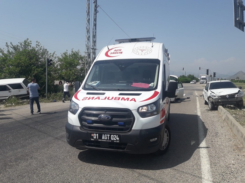 Kozan'da Meydana Gelen Trafik Kazasında 4 Kişi Yaralandı