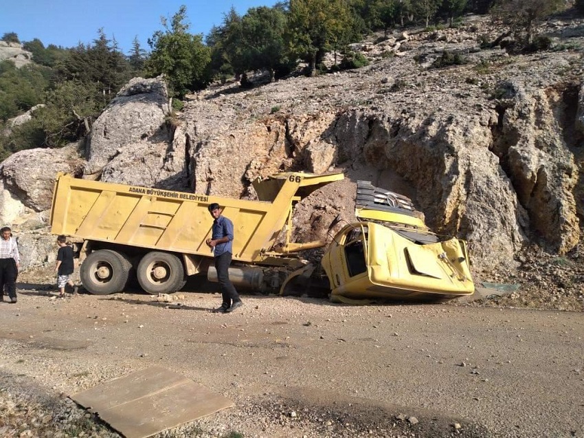 Belediye Kamyonu Kaza Yaptı Sürücü Yaralandı