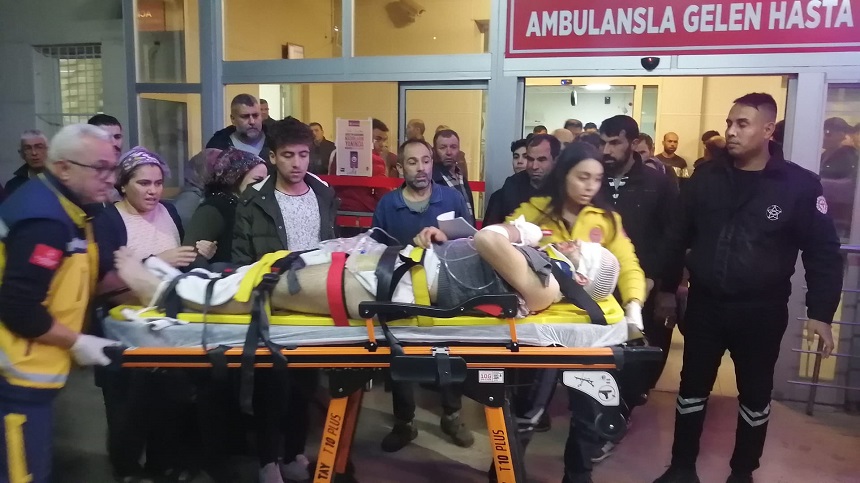 Kasksız Motor Sürücüsü Kamyona Çarptı 1 Kişi Ağır Yaralandı