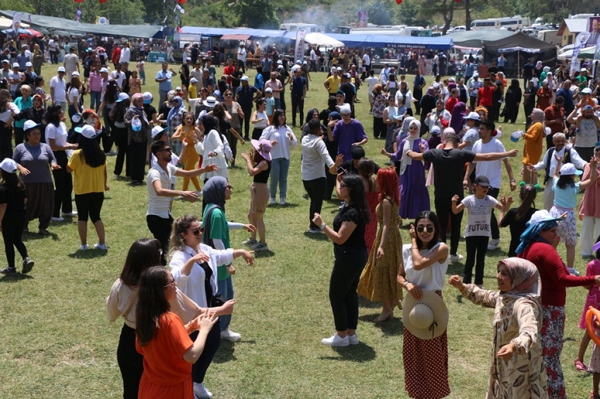 Lavanta Festivaline On Binlerce İnsan Katıldı