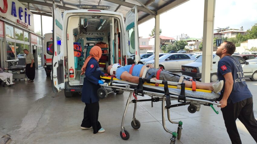 Kozan'da Otomobil Motosikletle Çarpıştı 2 Yaralı 