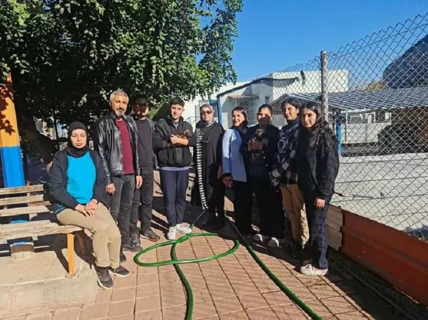 Kozan 50.yıl Şehit İbrahim Yüce Anadolu Lisesi Değerler Kulübü öğrencileri Kozan Belediyesi Hayvan Barınağını ziyaret etti
