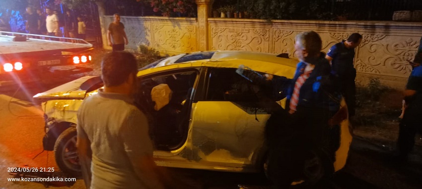 vKozan'da Park Halindeki Otomobile Çarpan Araçtaki İki Kişi Yaralandı
