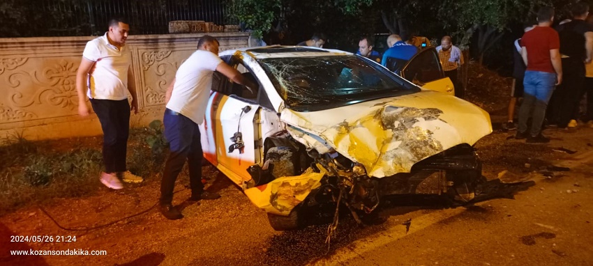 Kozan’da Park Halindeki Otomobile Çarpan Araçtaki İki Kişi Yaralandı