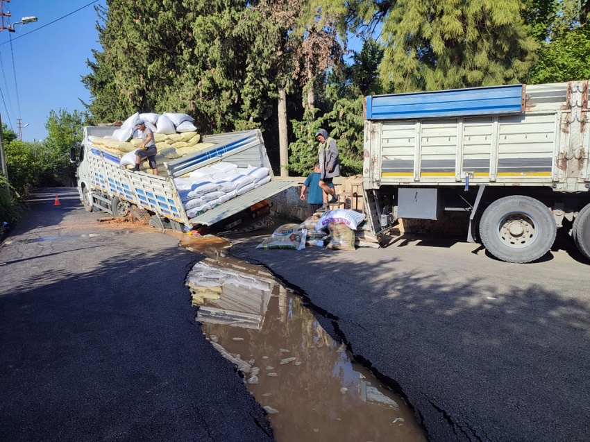 Su Patlağından Dolayı Çöken Yola  Kamyon Saplandı