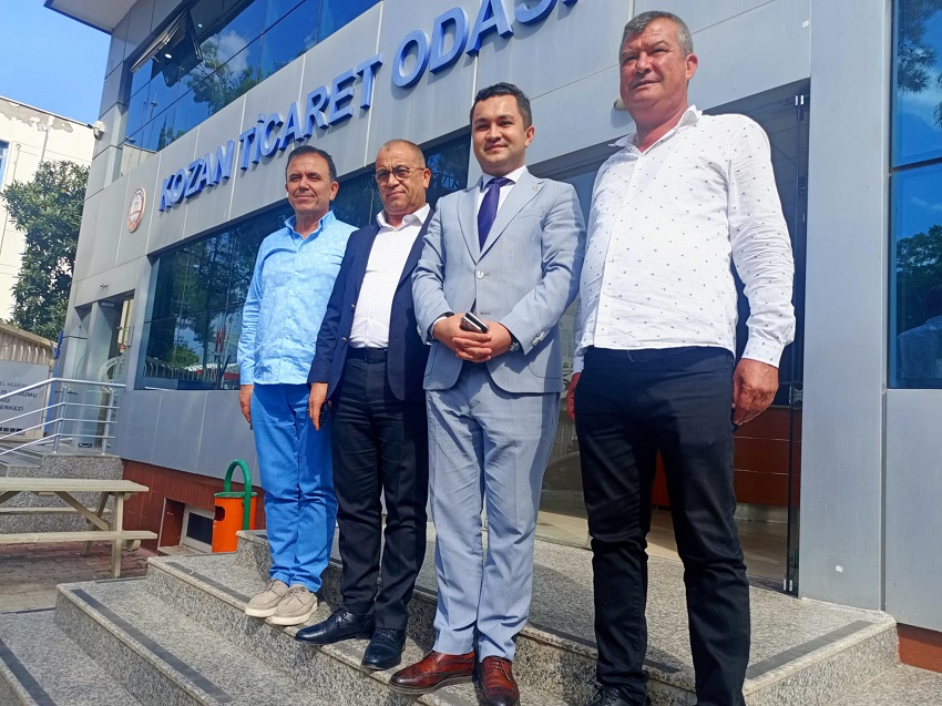 Kaymakam Açar ve Başkan Dal’dan Kozan Ticaret Odasına Ziyaret Saimbeyli Kaymakamı Emrah Açar ve Saimbeyli Belediye Başkanı Mahmut Dal, Kozan Ticaret Odası Başkanı Mustafa Kandemir ve yönetimini makamında ziyaret ederek önümüzdeki günlerde Kozan Ticaret Odası ile ortaklaşa gerçekleştirecekleri fuar öncesi fikir alışverişinde bulundular. Saimbeyli Kaymakamlığı, Saimbeyli Belediye Başkanlığı ve Kozan Ticaret Odası işbirliğinde Antalya’da gerçekleşecek olan Yöresel Ürünler Tanıtım Fuarı öncesi bir araya gelen heyet burada gerçekleşecek olan etkinlikte Saimbeyli yöresine özgü yöresel ürünlerin tanıtımı, yurt içi ve yurt dışı pazarına sunulması noktasında fikir alışverişinde bulundular. Konu ile ilgili açıklamada bulunan Kozan Ticaret Odası Başkanı Mustafa Kandemir; “Önümüzdeki günlerde Antalya Yöresel Ürünler Fuarında Saimbeyli Kaymakamlığımız, Belediye Başkanlığımız ve Kozan Ticaret Odası Başkanlığımız işbirliğinde bölgemizin yöresel ürünlerinin tanıtımının gerçekleşeceği yöresel ürün tanıtım fuarına katılacağız. Burada Saimbeyli İlçemiz ve bölgemizde yer alan birbirinden değerli yöresel ürünlerimizi tanıtacağız. Daha önce Saimbeyli ilçemizde birçok yöresel ürünlerin coğrafi işaret alımı ve ürün tanıtımını Kozan Ticaret Odası olarak yapmıştık. Antalya’da gerçekleşecek olan bu fuardaki tanıtımın bölgemize önemli ölçüde katkısı olacağını düşünüyor Antalya’da bulunan ve fuara katılacak olan tüm hemşerilerimizi şimdiden standımıza davet ediyorum” dedi. Saimbeyli Kaymakamı Emrah Açar ve Belediye Başkanı Mahmut Dal’da Başkan Mustafa Kandemir’e Saimbeyli ilçesine katkılarından dolayı teşekkür ettiler.