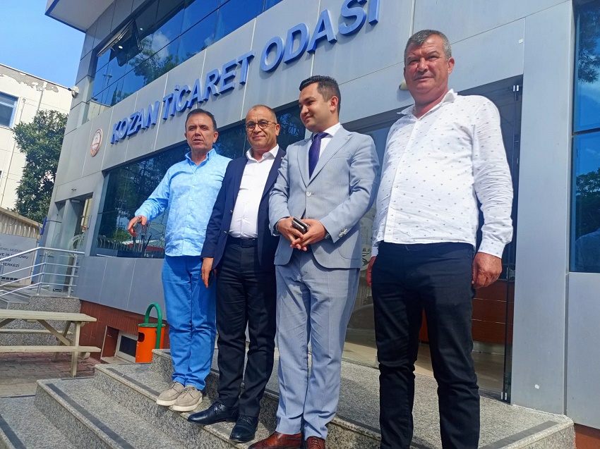 Kaymakam Açar ve Başkan Dal’dan Kozan Ticaret Odasına Ziyaret Saimbeyli Kaymakamı Emrah Açar ve Saimbeyli Belediye Başkanı Mahmut Dal, Kozan Ticaret Odası Başkanı Mustafa Kandemir ve yönetimini makamında ziyaret ederek önümüzdeki günlerde Kozan Ticaret Odası ile ortaklaşa gerçekleştirecekleri fuar öncesi fikir alışverişinde bulundular. Saimbeyli Kaymakamlığı, Saimbeyli Belediye Başkanlığı ve Kozan Ticaret Odası işbirliğinde Antalya’da gerçekleşecek olan Yöresel Ürünler Tanıtım Fuarı öncesi bir araya gelen heyet burada gerçekleşecek olan etkinlikte Saimbeyli yöresine özgü yöresel ürünlerin tanıtımı, yurt içi ve yurt dışı pazarına sunulması noktasında fikir alışverişinde bulundular. Konu ile ilgili açıklamada bulunan Kozan Ticaret Odası Başkanı Mustafa Kandemir; “Önümüzdeki günlerde Antalya Yöresel Ürünler Fuarında Saimbeyli Kaymakamlığımız, Belediye Başkanlığımız ve Kozan Ticaret Odası Başkanlığımız işbirliğinde bölgemizin yöresel ürünlerinin tanıtımının gerçekleşeceği yöresel ürün tanıtım fuarına katılacağız. Burada Saimbeyli İlçemiz ve bölgemizde yer alan birbirinden değerli yöresel ürünlerimizi tanıtacağız. Daha önce Saimbeyli ilçemizde birçok yöresel ürünlerin coğrafi işaret alımı ve ürün tanıtımını Kozan Ticaret Odası olarak yapmıştık. Antalya’da gerçekleşecek olan bu fuardaki tanıtımın bölgemize önemli ölçüde katkısı olacağını düşünüyor Antalya’da bulunan ve fuara katılacak olan tüm hemşerilerimizi şimdiden standımıza davet ediyorum” dedi. Saimbeyli Kaymakamı Emrah Açar ve Belediye Başkanı Mahmut Dal’da Başkan Mustafa Kandemir’e Saimbeyli ilçesine katkılarından dolayı teşekkür ettiler.