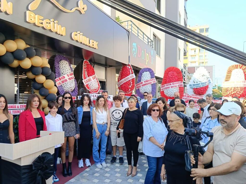 Begüm Gürlek Diyetisyenlik ve Danışmanlık Ofisi Açıldı

Diyetisyen Begüm Gürlek’in ofisi düzenlenen bir açılış töreniyle hizmete girdi. Açılışa Kozan Devlet Hastanesi Başhekimi Ahmet Çağlar Bozkurt, hastanede görev yapan doktorlar ve çok sayıda vatandaş katıldı. 

Bahçeşehir Üniversitesi 2023 mezunu olan Gürlek, Andıl Caddesi, Total Petrol yanında yer alan ofisinde danışanlarını kabul etmeye başladı.

Kadıoğlu Komisyon Evi sahibi İsmail Gürlek’in kızı olan Begüm Gürlek, alanında uzman bir diyetisyen olarak hizmet verecek. 

Açılışta, katılımcılar diyet ve sağlıklı yaşam üzerine bilgi alırken, Gürlek’in bu alanda Kozan’a değer katacağı vurgulandı.

Yeni ofisiyle Kozan halkına hizmet sunacak olan Diyetisyen Begüm Gürlek’e çalışmalarında başarılar dileriz.